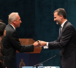 Don Felipe entrega el Premio Príncipe de Asturias de Cooperación Internacional a Peter Gruss, Ali Shahmoradi, Soojin Ryu, Damián Refojo y Matthias Wei